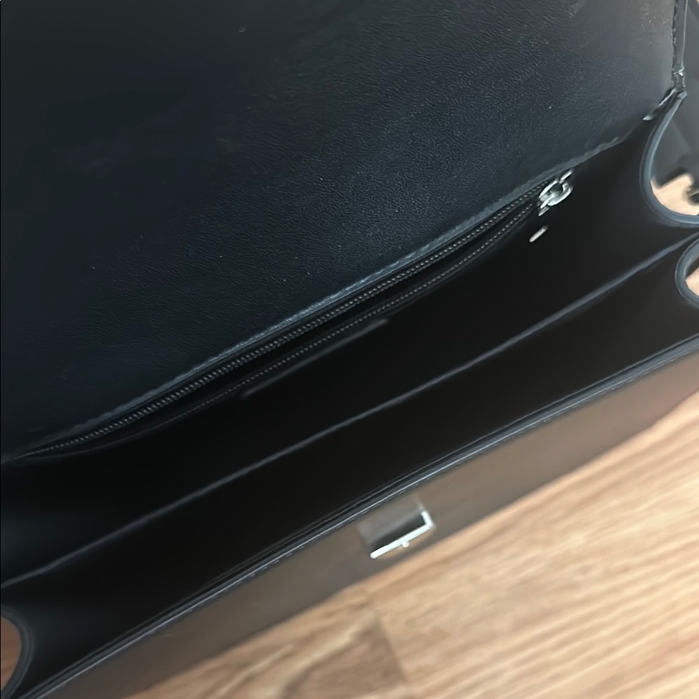 Elegant Black Crossbody Bag - Picture 4 of 4